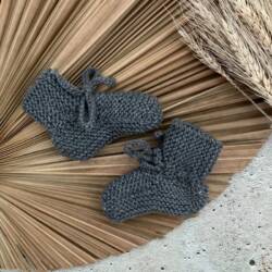 babysokjes grijs gebreid e1657658225165 Gebreide baby sokjes Grijs - Afbeelding 1