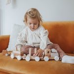 houten-trein-pastel-kleuren