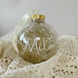 Kerstbal doorzichtig goud met naam witte letters Kerstbal doorzichtig goud met naam (witte letters)