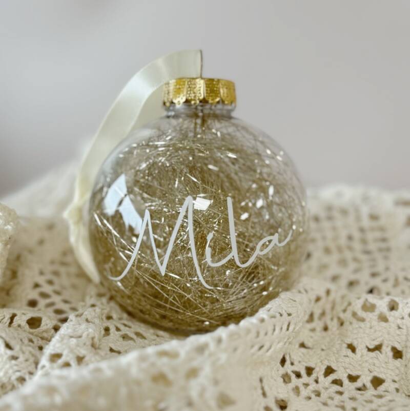 Kerstbal doorzichtig goud met naam (witte letters) Kerstbal doorzichtig goud met naam (witte letters)