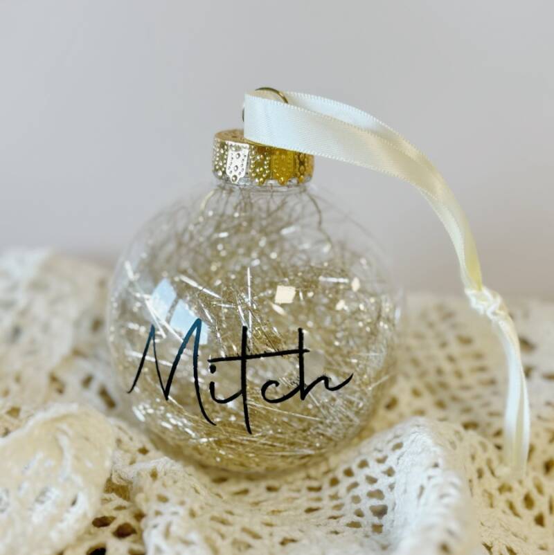 Kerstbal doorzichtig goud met naam (zwarte letters) Kerstbal doorzichtig goud met naam (zwarte letters)