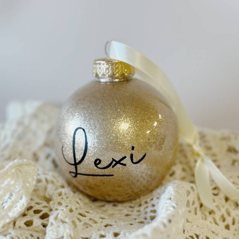 Kerstbal gouden glitter met naam (zwarte letters) Kerstbal gouden glitter met naam (zwarte letters)