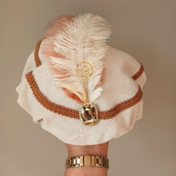 beige pietenmuts edelsteen