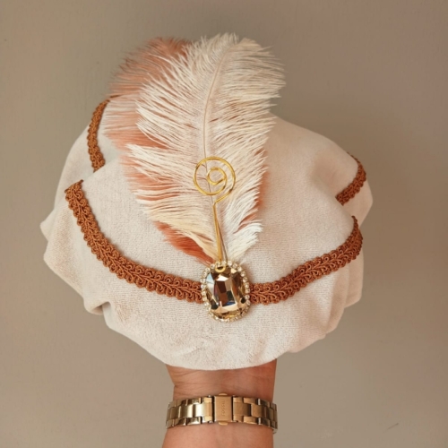 beige pietenmuts edelsteen