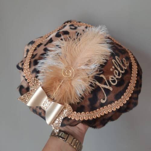 pieten muts leopard Leopard pietenmuts met strik, gouden veer en naam in glittergoud