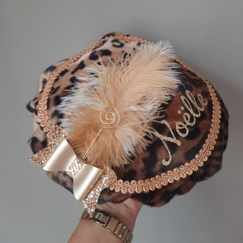 Leopard pietenmuts met strik, gouden veer en naam in glittergoud Leopard pietenmuts met strik, gouden veer en naam in glittergoud