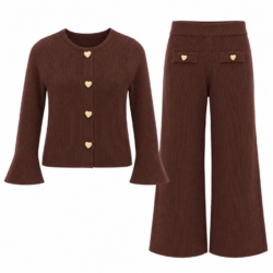 Bruine ribgebreide set met hartknopen
