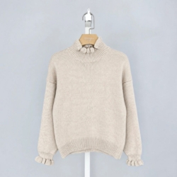 beige meisjes coltrui met roesjes beige meisjes coltrui met roesjes